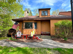 Bretton Woods home steps from the slopes, AC, pool passes, discounted cog tix!